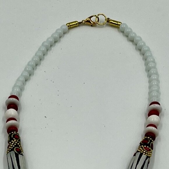 Unique Handcrafted Women's Necklace with Elegant Beadwork - Picture 5 of 9